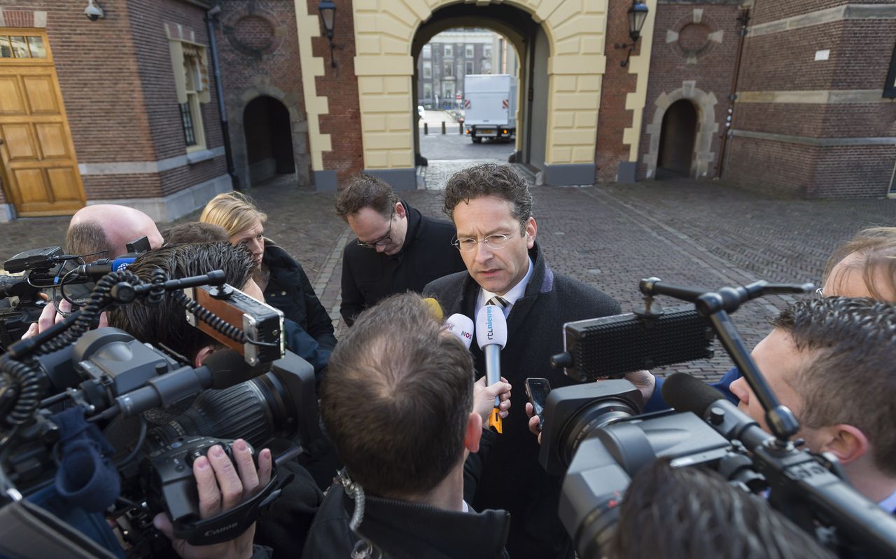 Minister Jeroen Dijsselbloem van Financiën (PvdA) staat afgelopen vrijdag de pers te woord bij aankomst op het Binnenhof voor de ministerraad.