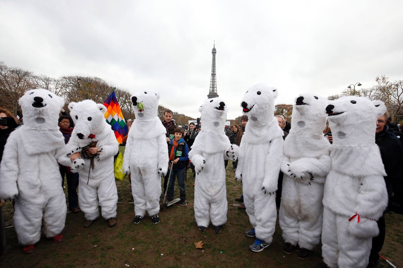 Klimaatactivisten verkleed als ijsberen tijdens een protest eerder deze week in Parijs.