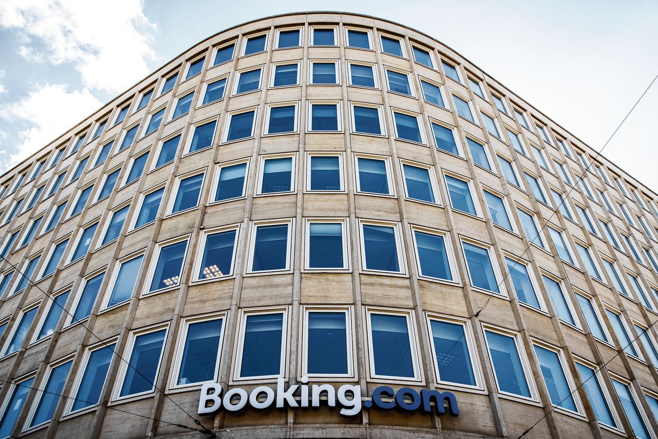 Booking.com kondigde deze week een ingrijpende reorganisatie aan. Het wil een kwart van zijn personeel ontslaan.