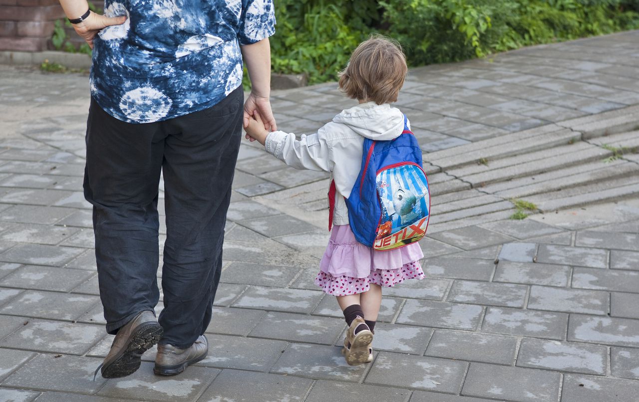 Een kind met een rugzakje op weg naar school.