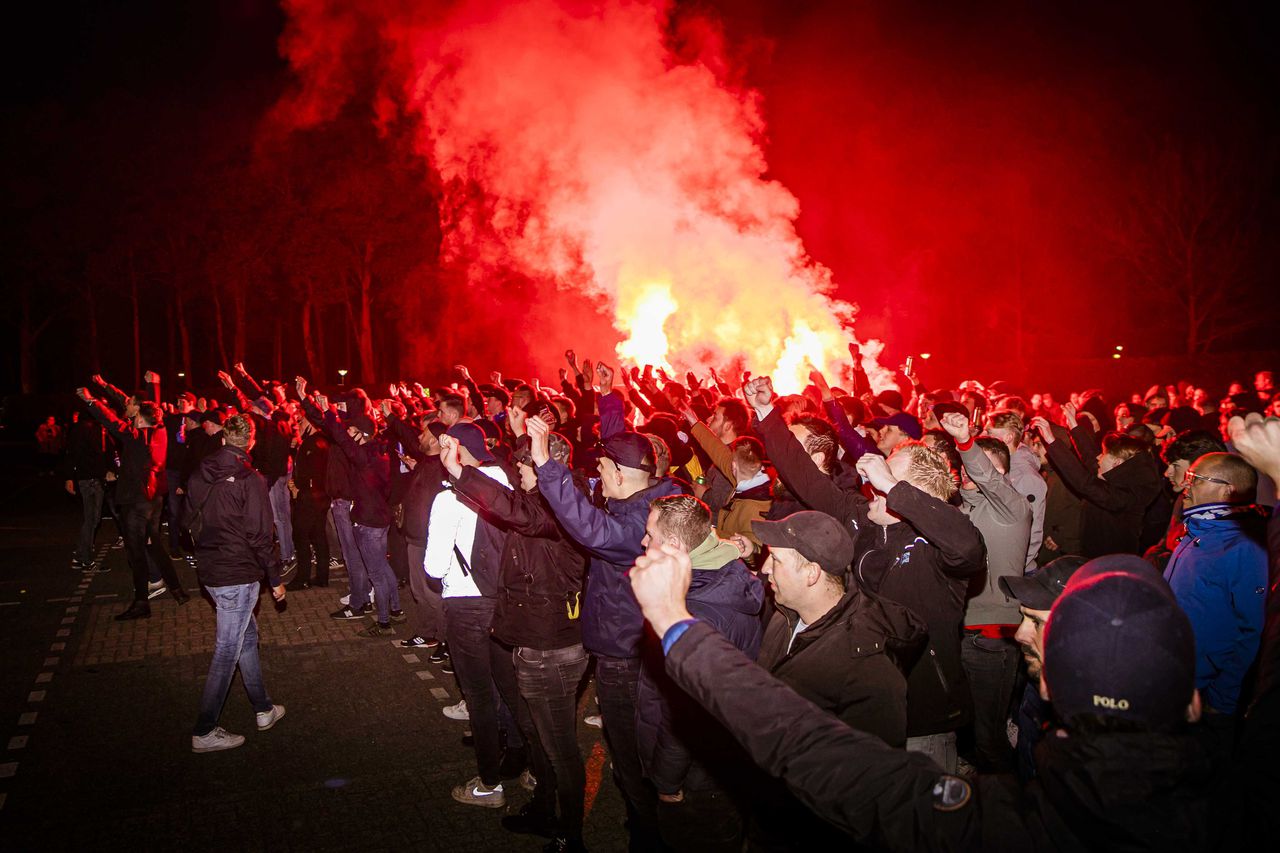 Supporters van De Graafschap bij het stadion op vrijdagavond.