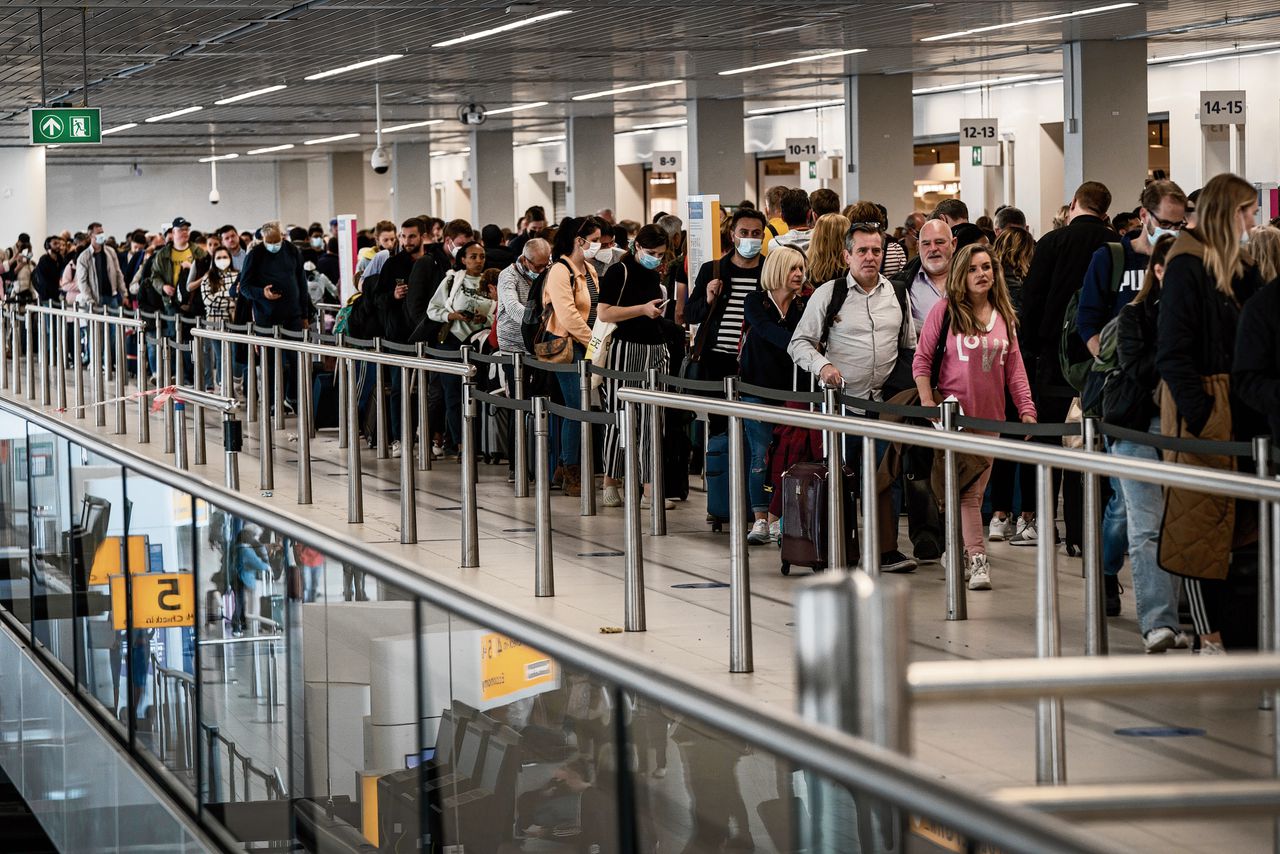 Vakantiegangers stonden afgelopen weekend uren in de rij op Schiphol. De luchthaven kampt onder meer met personeelstekorten in de bagageafhandeling.