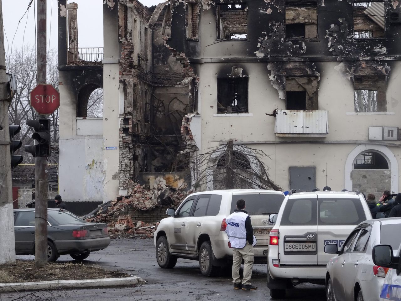 Medewerkers van de OVSE inspecteren beschadigde gebouwen in Debaltseve
