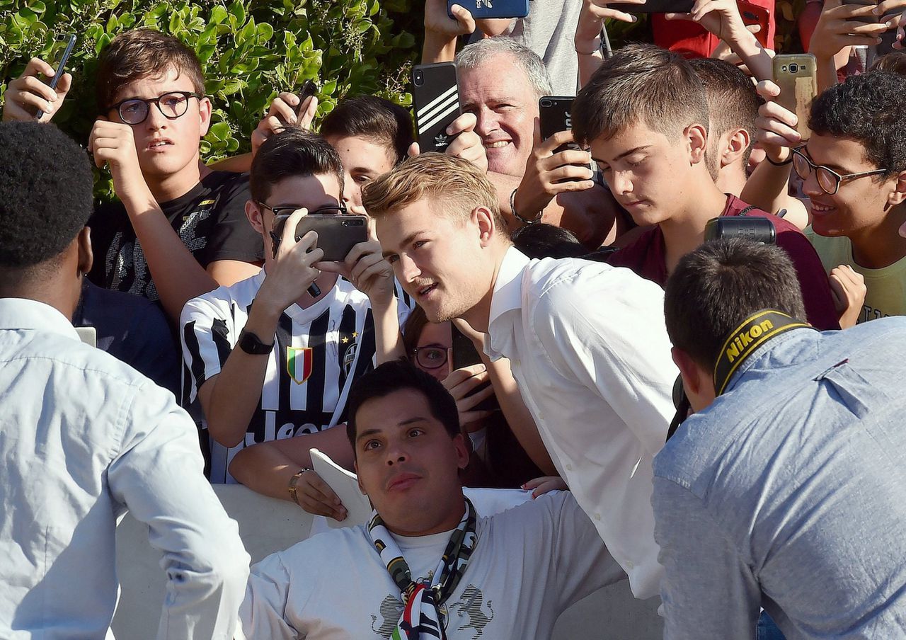 Matthijs de Ligt poseert met supporters van Juventus voordat hij wordt gekeurd in Turijn.