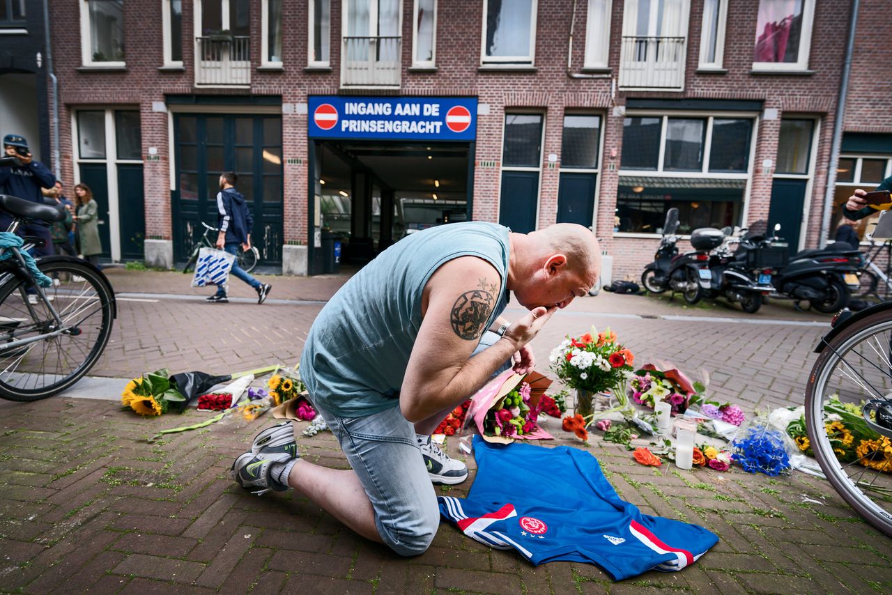 Bloemen (en een Ajax shirt) op de plek waar Peter R. De Vries is neergeschoten in de Amsterdamse Lange Leidsedwarsstraat.