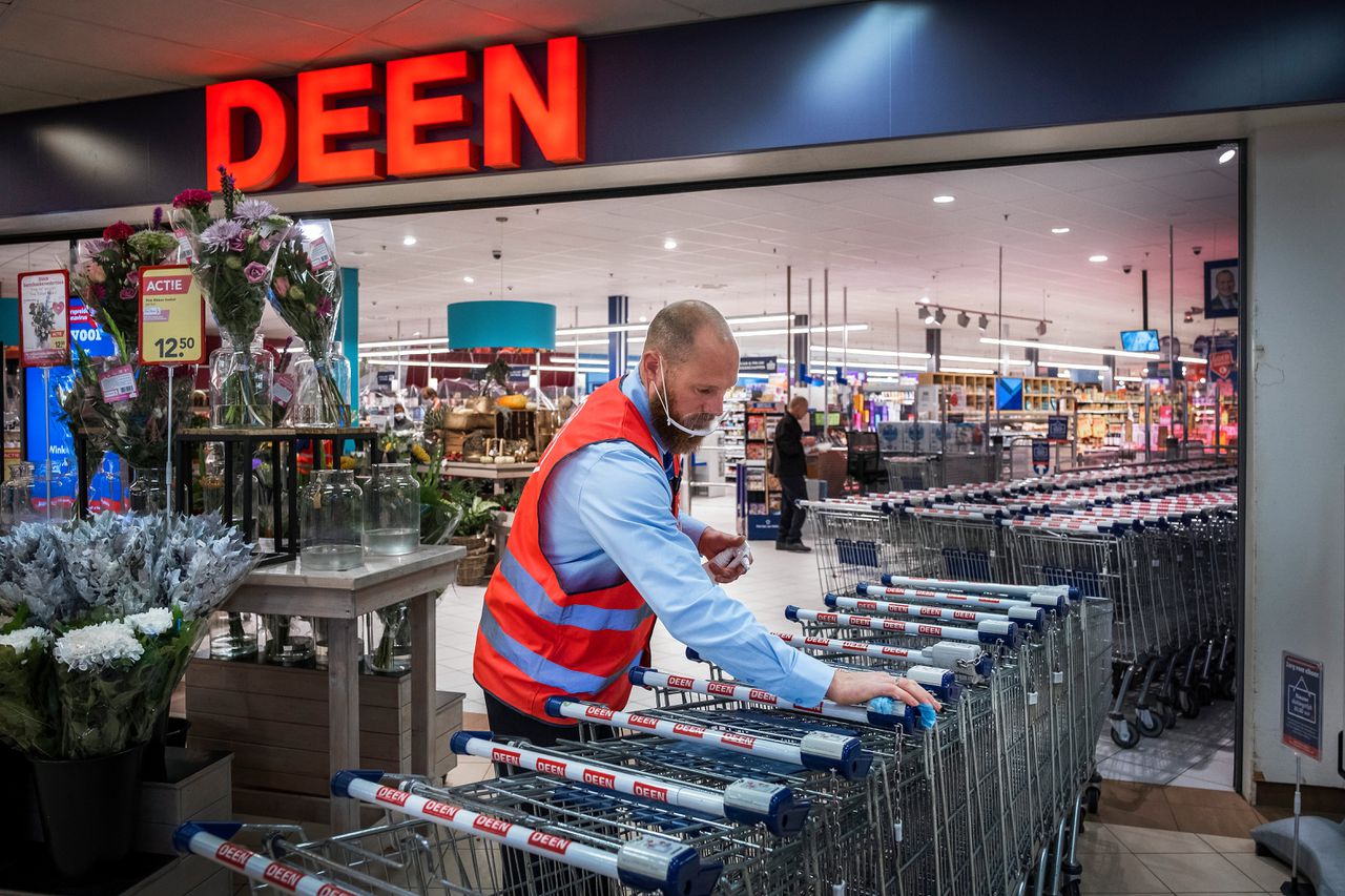 Een supermarktmedewerker van Deen. De keten is verkocht aan Albert Heijn, Vomar en DekaMarkt.