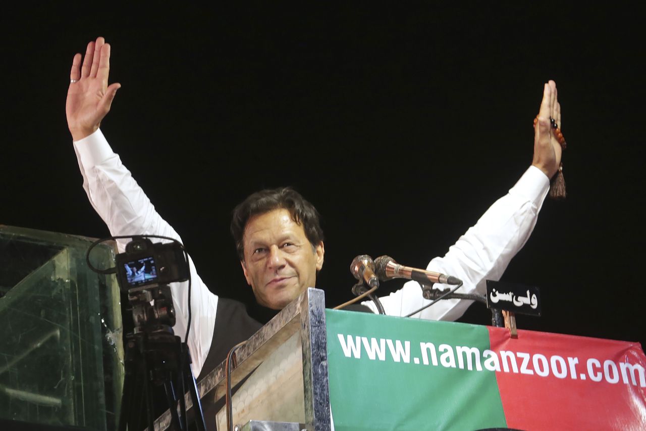 Oud-premier Imran Khan zwaait naar zijn aanhangers tijdens een van zijn toespraken, afgelopen april.
