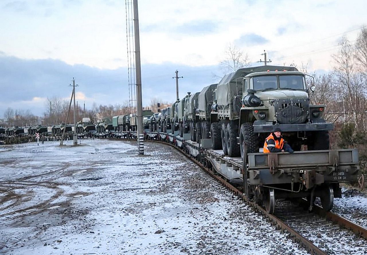 Een trein met Russische militaire voertuigen op weg naar een oefening met Wit-Rusland, op een foto van het Wit-Russische Ministerie van Defensie.