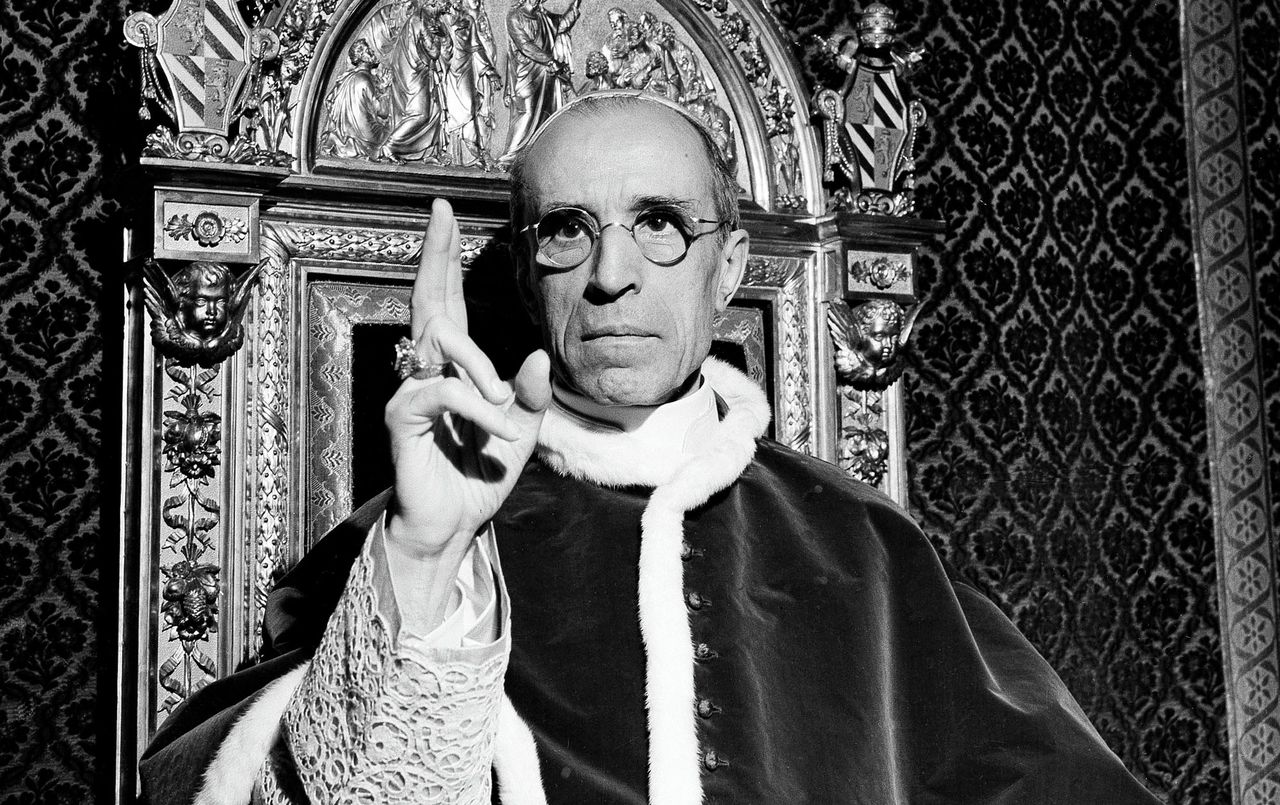 Paus Pius XII is er vaak van beschuldigd weinig te hebben ondernomen tegen jodenvervolging tijdens de Tweede Wereldoorlog.