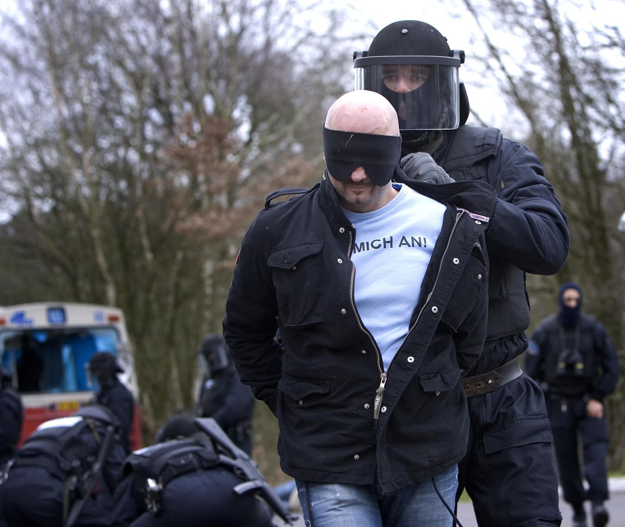 OLDENZAAL - Een 'arrestant' wordt afgevoerd tijdens een gezamenlijke oefening van Duitse en Nederlandse speciale eenheden. Foto ANP / Evert Jan Daniels