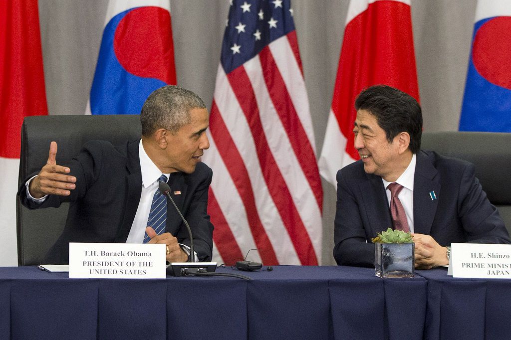 Obama, hier tijdens een ontmoeting met de Japanse premier Abe in Washington, bezoekt Hiroshima op 27 mei aanstaande.