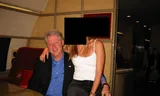 Eind vorig jaar vrijgegeven foto uit het Epstein-dossier van Bill Clinton in een vliegtuig met een geanonimiseerde jonge vrouw. 
