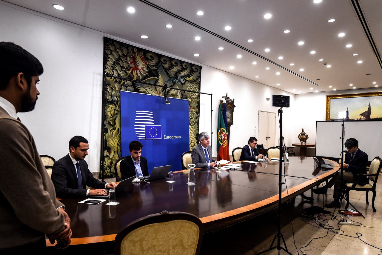 Eurogroep-voorzitter Mário Centeno (midden), op de persconferentie na afloop van het video-overleg over Europese noodhulp.