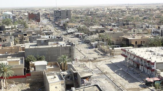 Beschadigde huizen in Ramadi. Sinds vijf maanden zijn soennitische opstandelingen bezig aan een gewelddadige opmars, waarbij veel burgers zijn omgekomen. Meer dan 420.000 mensen zijn de twee grote steden van Anbar, Falluja en Ramadi, ontvlucht.