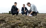 Minister-president Jetten (D66) en landbouwminister Van Essen (midden) tijdens een werkbezoek aan Staatsbosbeheer.