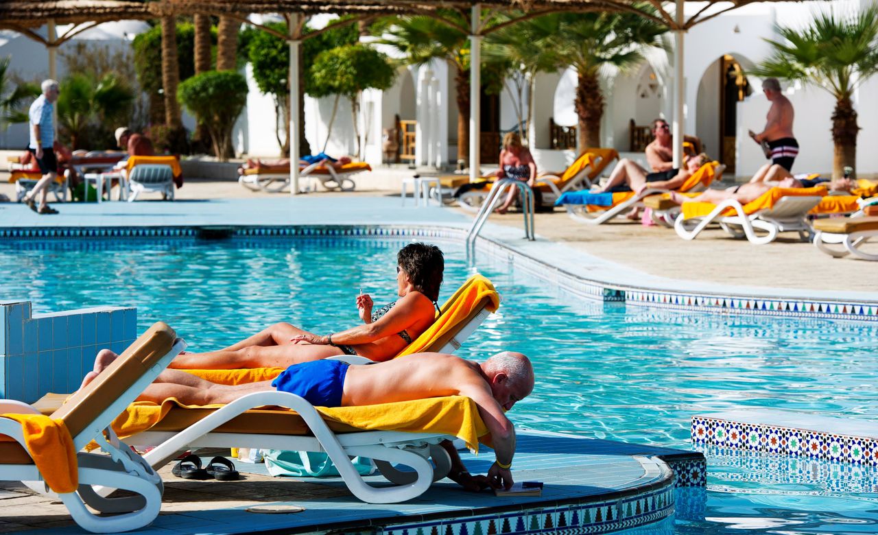 Een handjevol toeristen geniet dinsdag bij een zwembad van het hotel in de Egyptische badplaats Sharm el Sheikh.