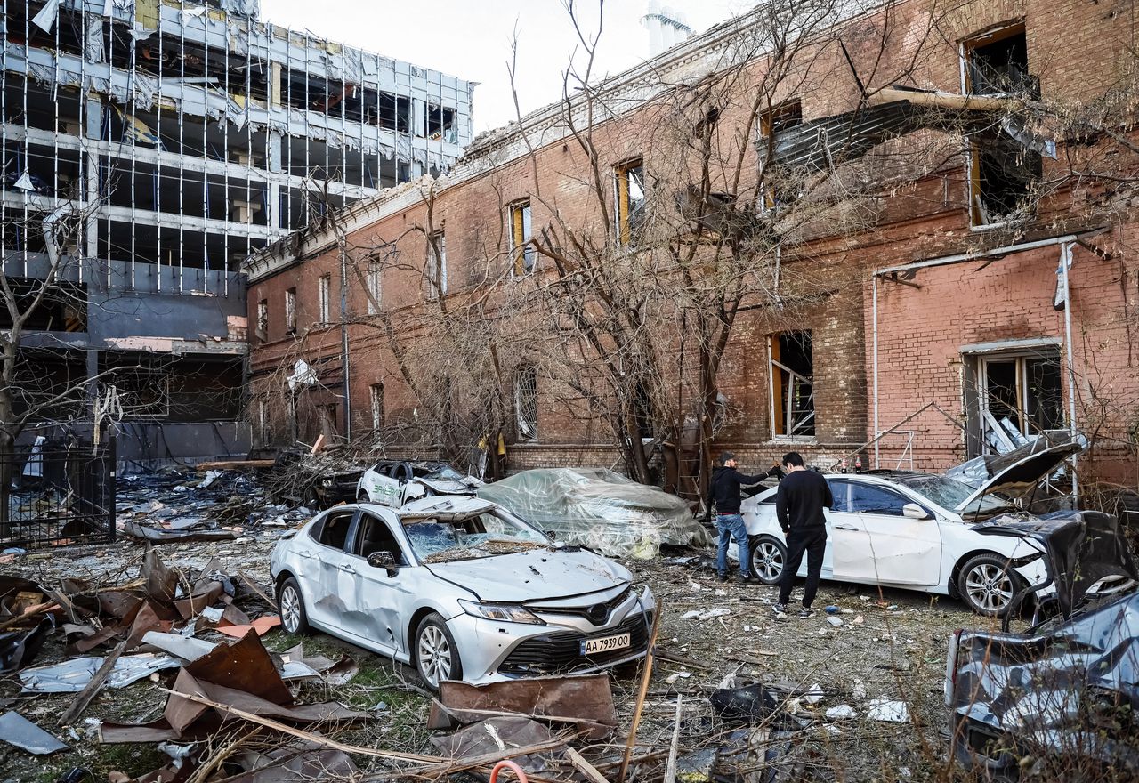 Bewoners van Kiev nemen de schade op. Maandagochtend werd de stad getroffen door meerdere Russische raketten.