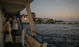Toeristen op een vaartuig in Willemstad, Curaçao.