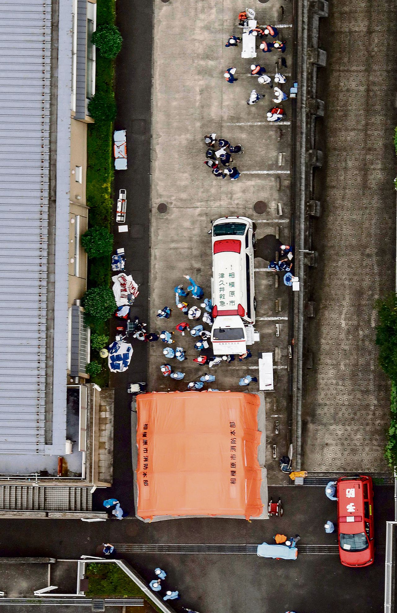 Ambulance dinsdagmorgen bij de zorginstelling in Sagamihara nabij Tokio, waar een slachting onder gehandicapten werd aangericht.