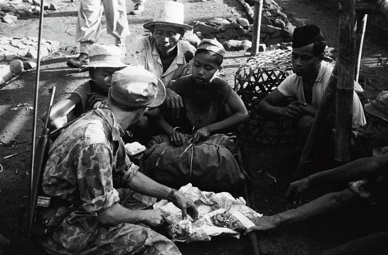 Nederlandse militairen ondervragen de lokale bevolking tijdens een grote zuiveringsactie in West-Java in maart 1948.