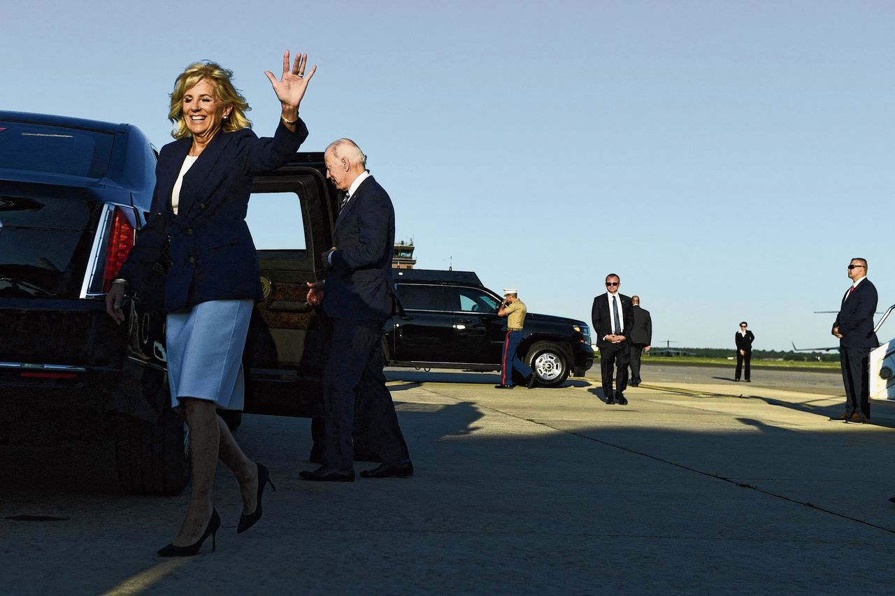 Jill Biden en president Joe Biden arriveerden woensdag op de Britse vliegbasis Mildenhall voor een bezoek van een week aan Europa.