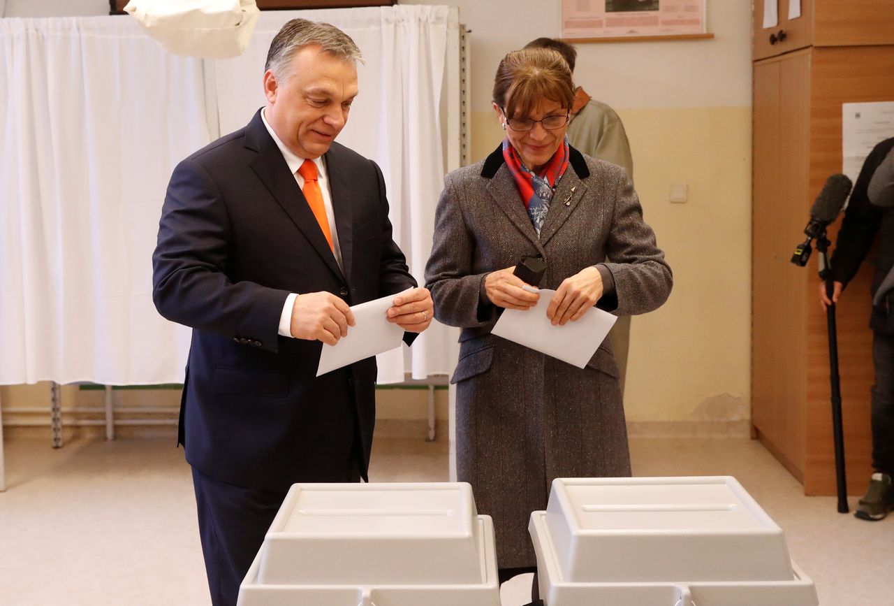 Premier Orbán bracht eerder op de dag samen met zijn vrouw zijn stem uit in Boedapest.