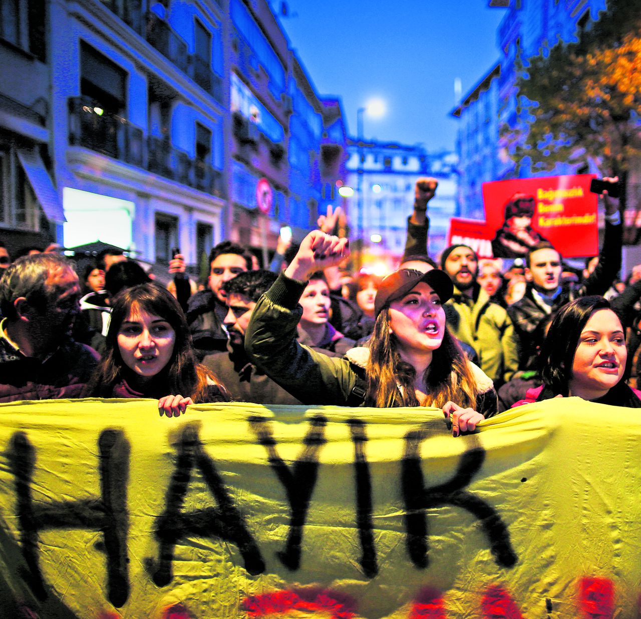 Nee-stemmers protesteerden dinsdag in Istanbul tegen het verloop van het Turkse referendum.