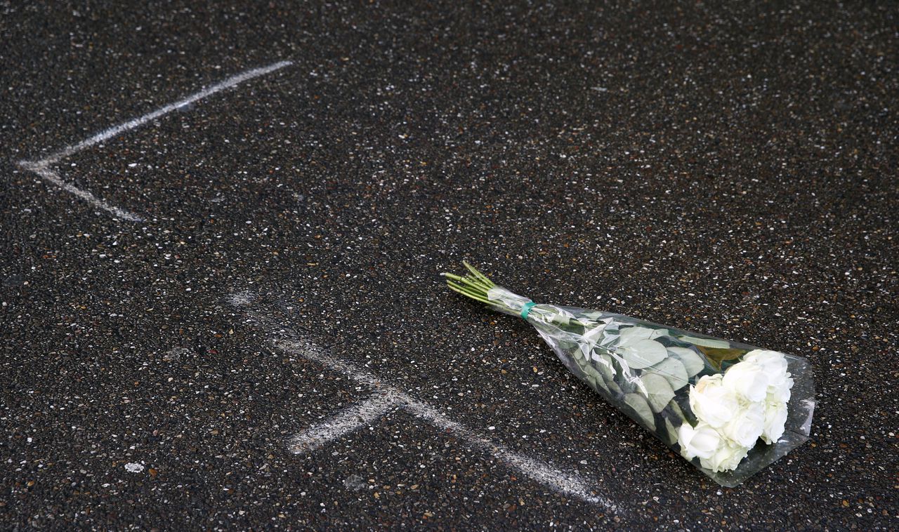 Bloemen ter nagedachtenis aan de slachtoffers van het ongeluk met een monstertruck.