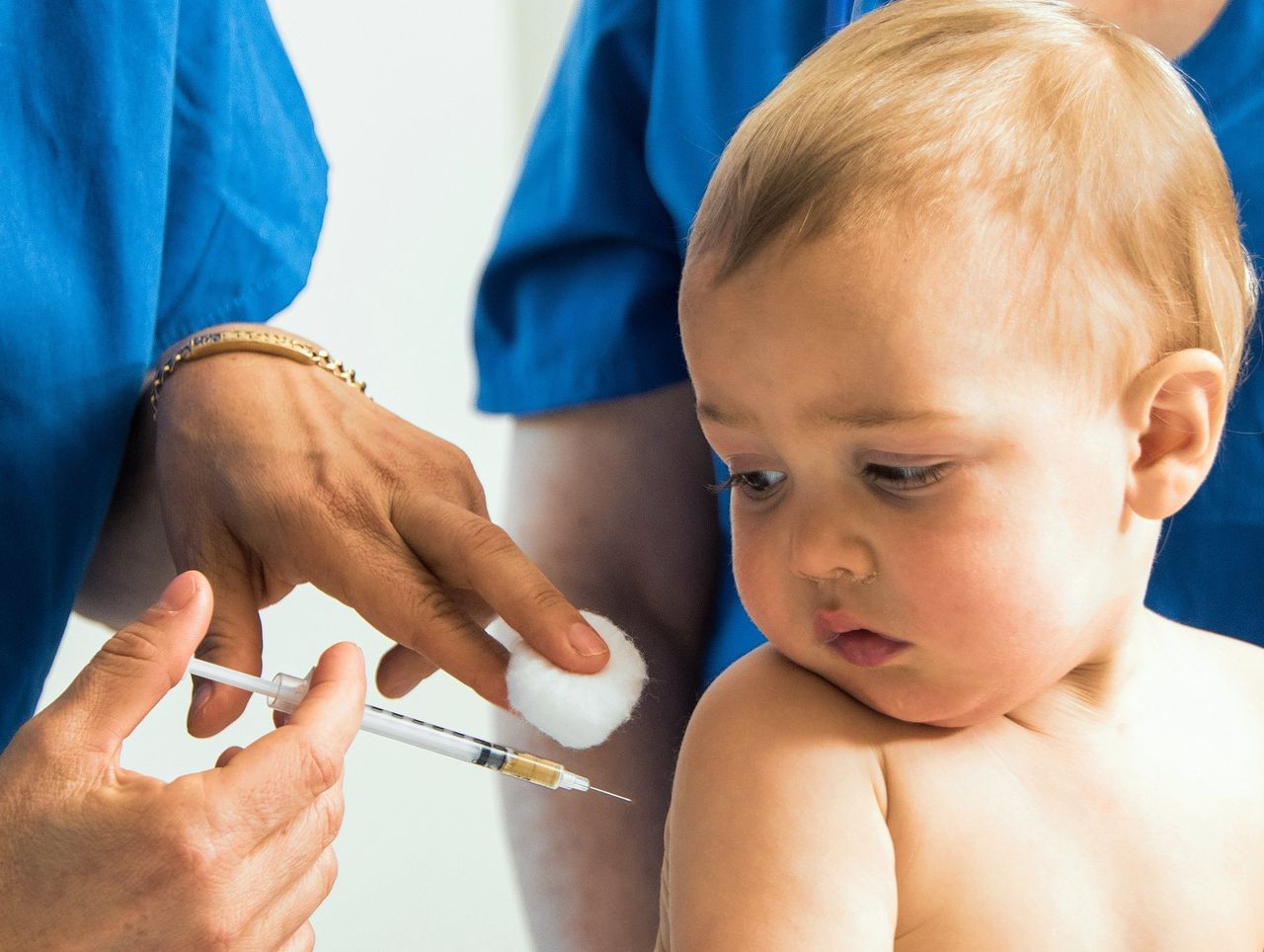 Jongetje (niet de zoon van Rosanne Hertzberger) wordt gevaccineerd.
