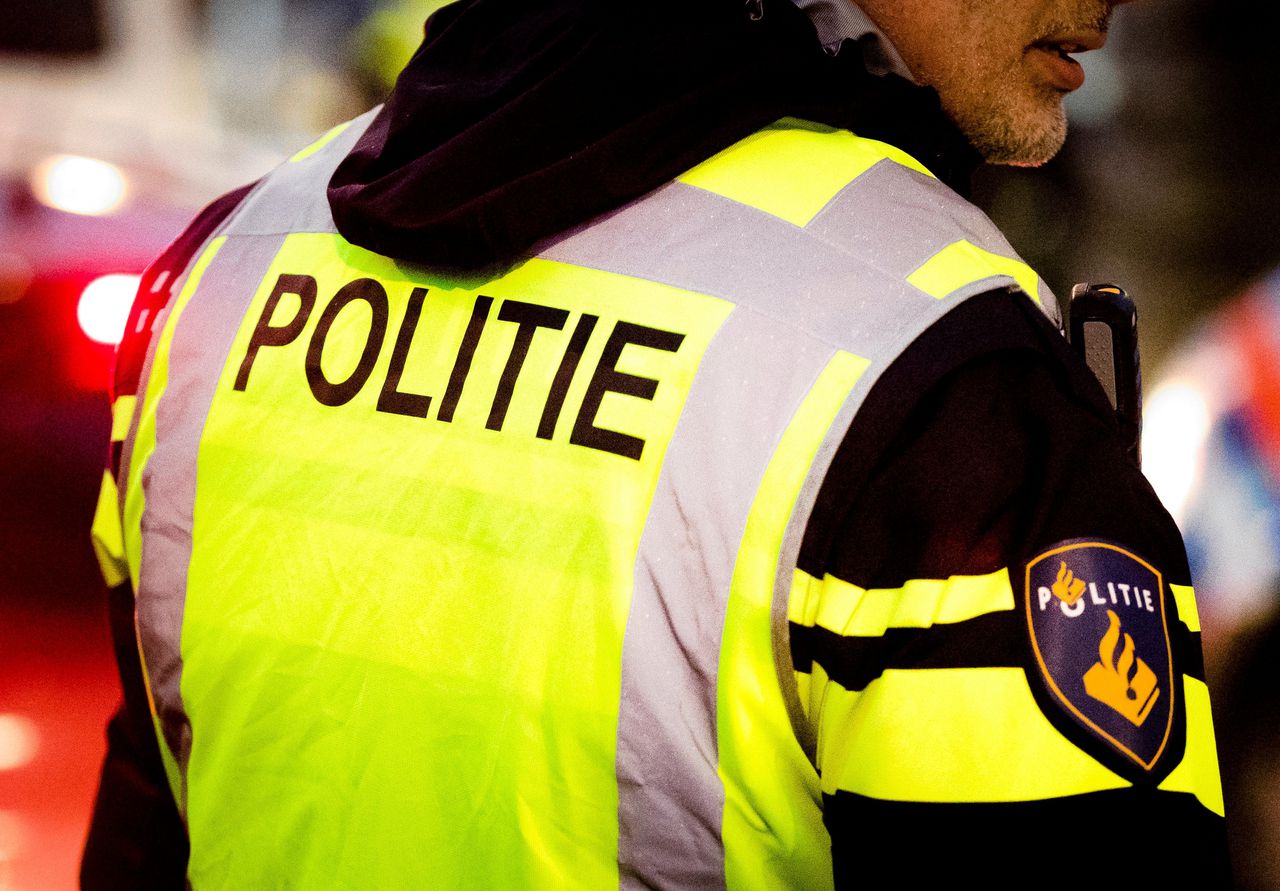 Een politieagent tijdens een verkeerscontrole in Rotterdam.