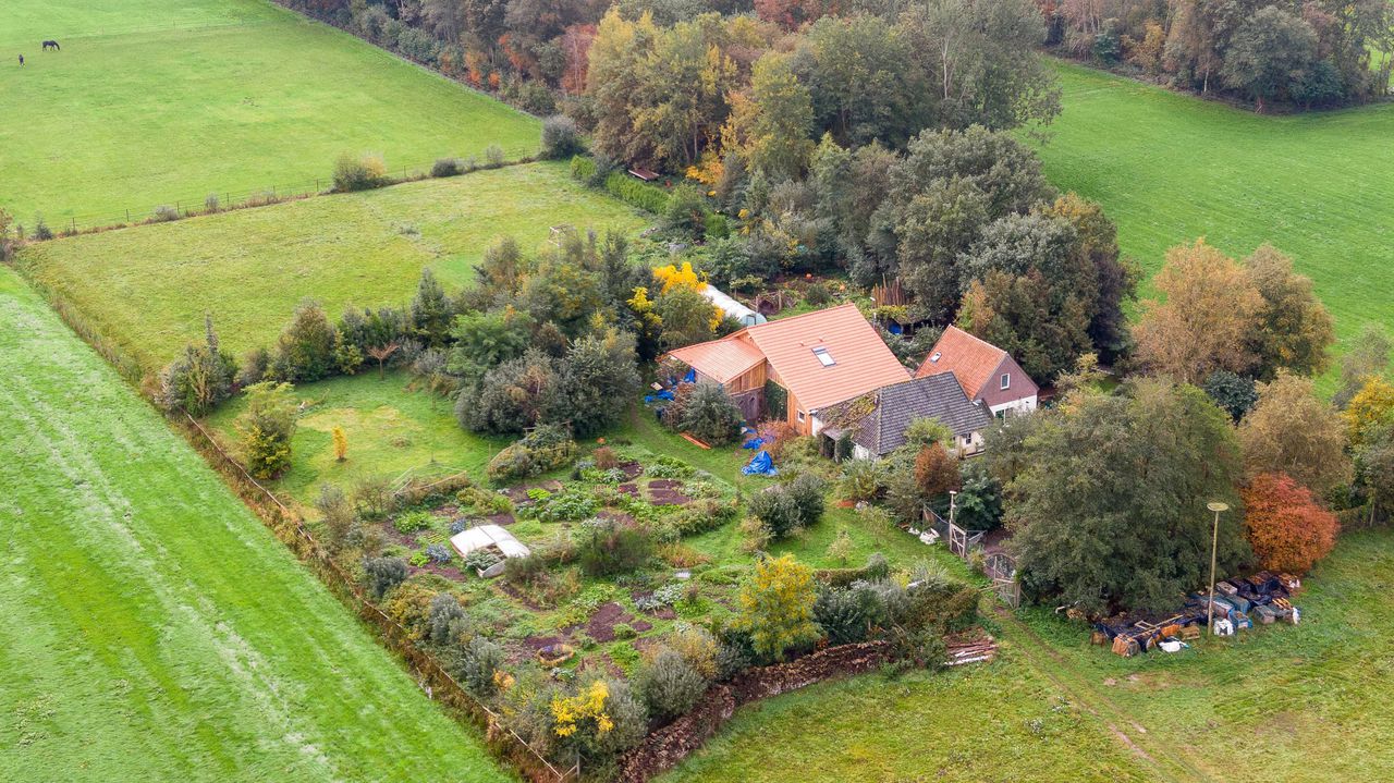 Een dronefoto van de boerderij in Ruinerwold.