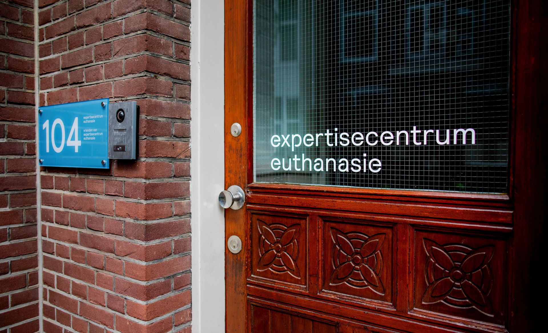 Opinie | Laat niet alleen arts beslissen over euthanasie bij dementie - NRC