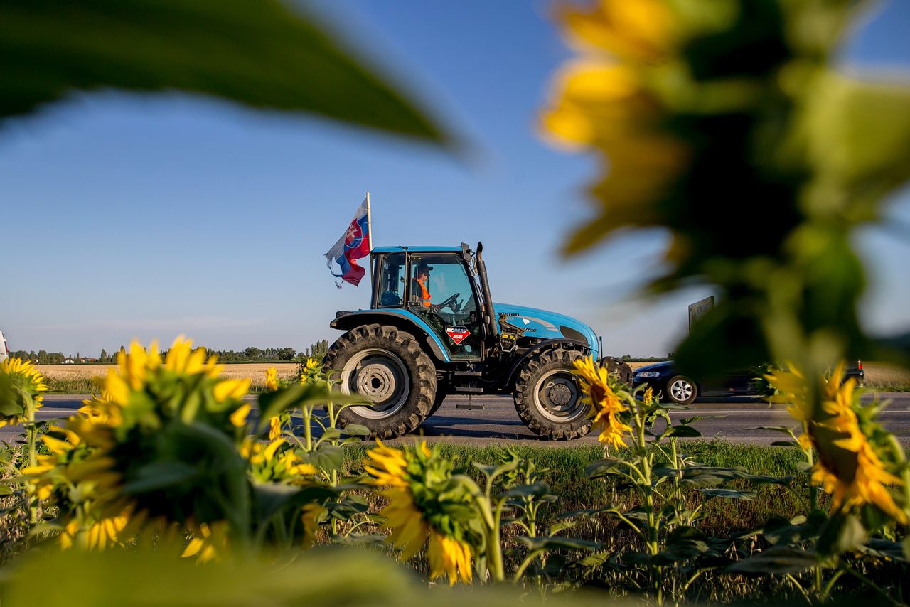 Tractor in Slowakije tijdens een protest, in juli 2018, tegen onrechtmatigheden bij het uitbetalen van Europese landbouwgelden. Slowakije is een van de landen die het meest profiteren van traditionele Europese subsidies zoals voor landbouw.