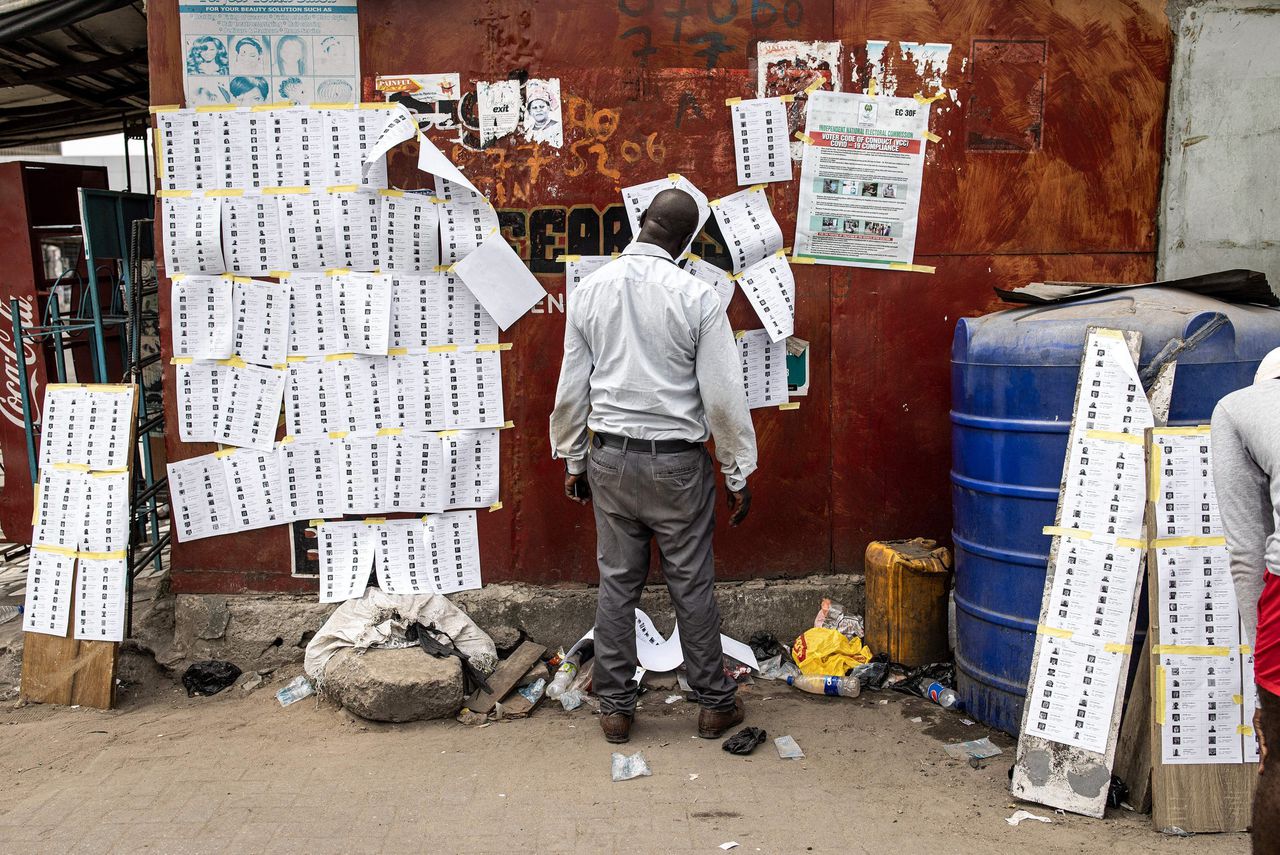 Ingevulde stembriefjes liggen in Lagos vertrapt in de goot 