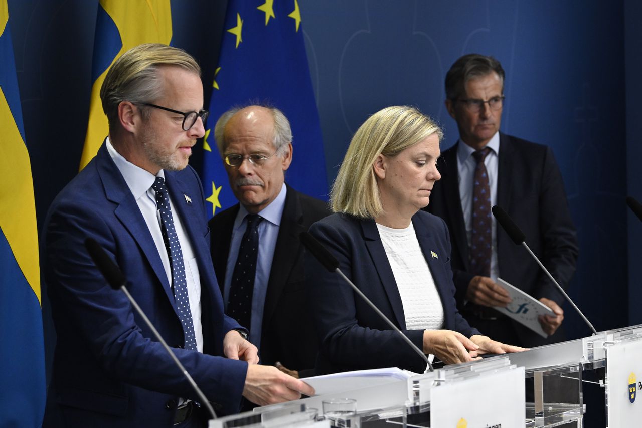 De Zweedse premier Magda Andersson (midden) kondigt zaterdag noodmaatregelen aan om de Russische afsluiting van Nord Stream 1 op te vangen.