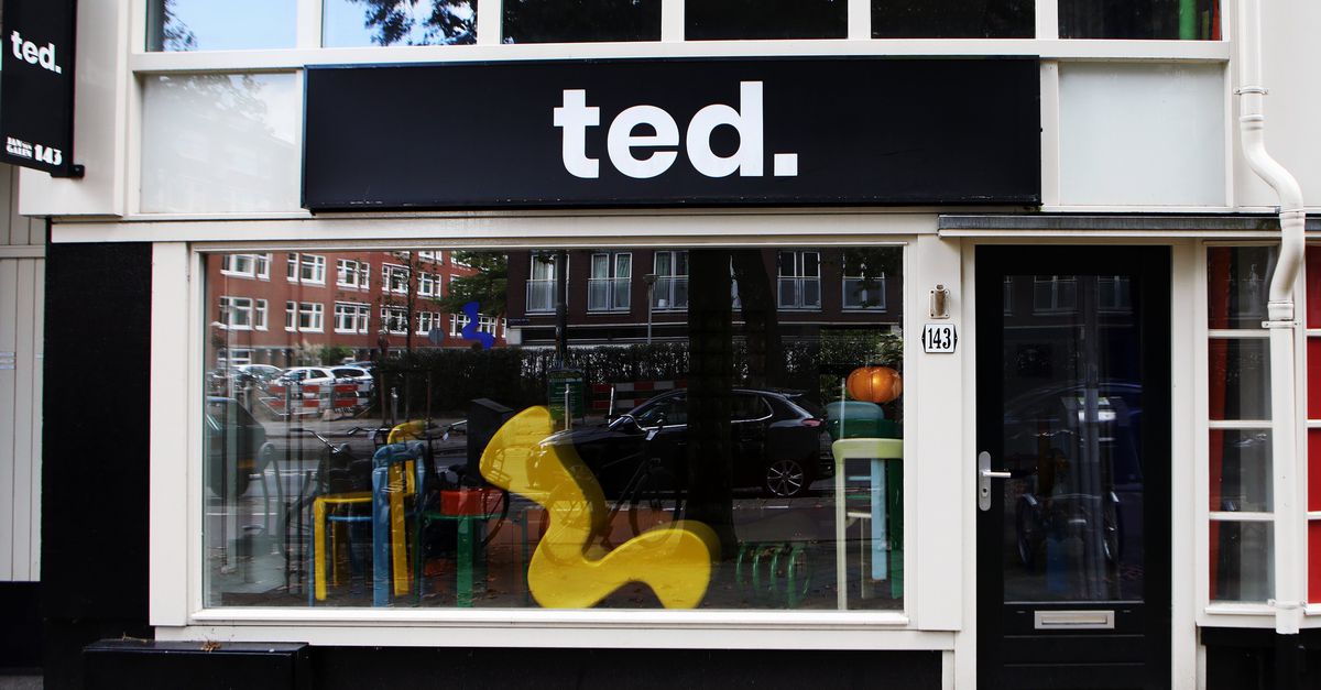 Een punt promoveert de merknaam tot een autoriteit waar je schijnbaar niet omheen kan