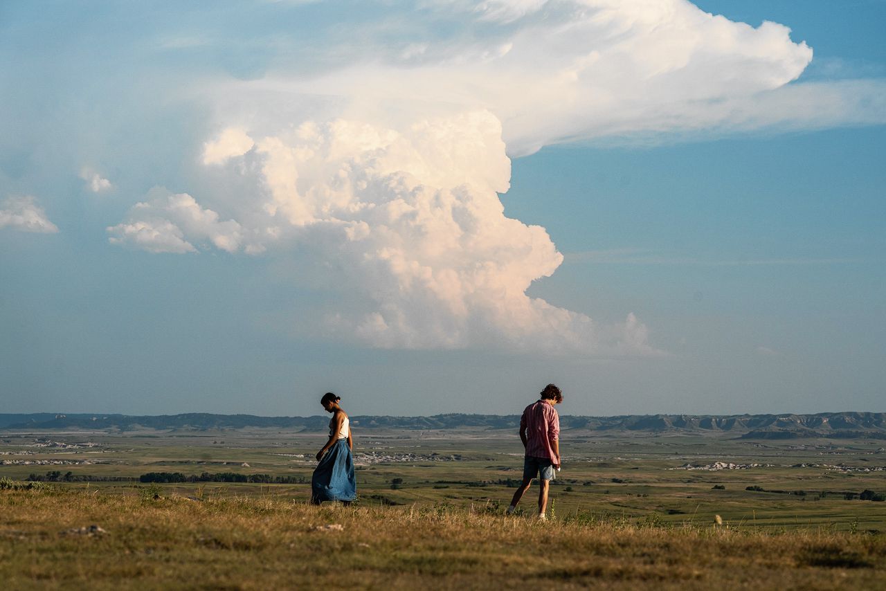 Kannibalen Maren (Taylor Russell) en Lee (Timothée Chalamet) delen in de steppe van Nebraska hun diepste geheimen.