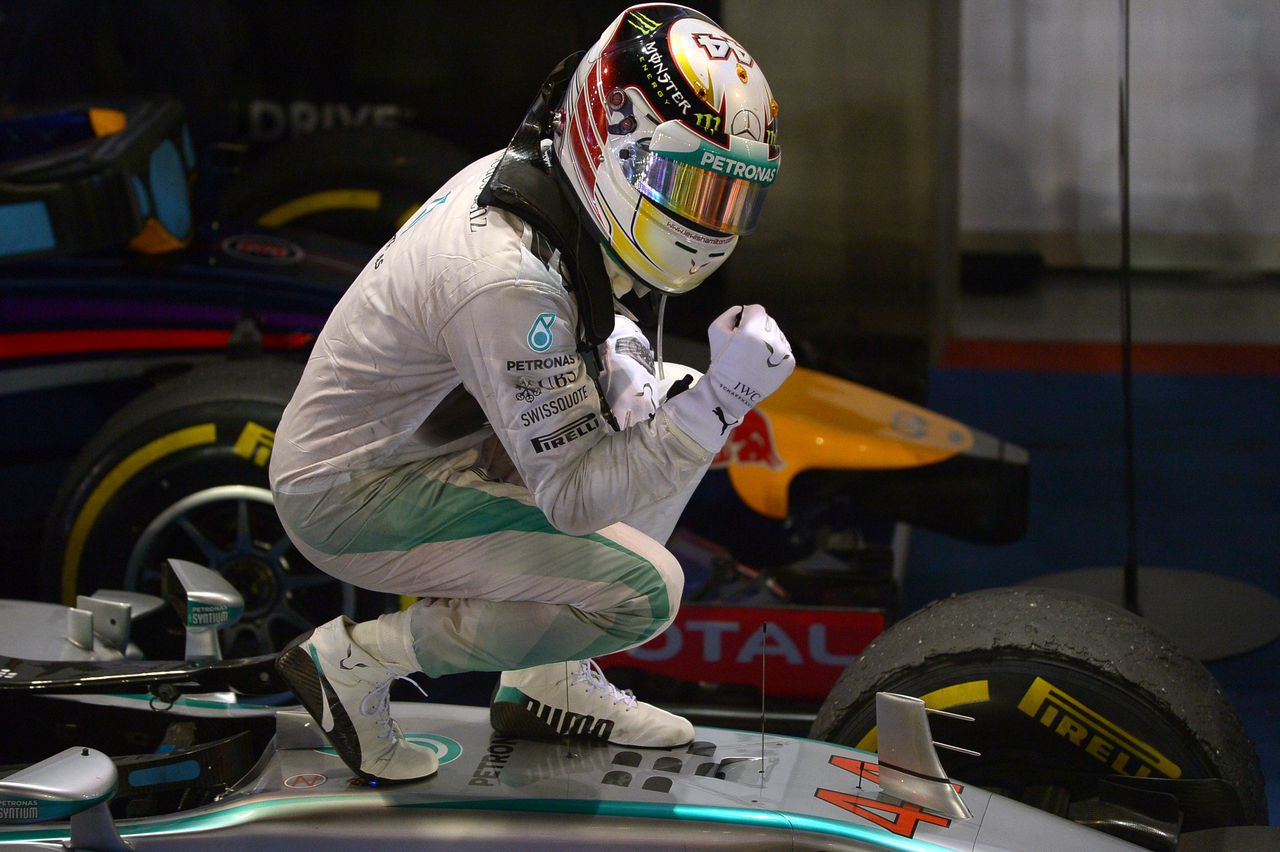 Lewis Hamilton van Mercedes viert zijn overwinning in Singapore.