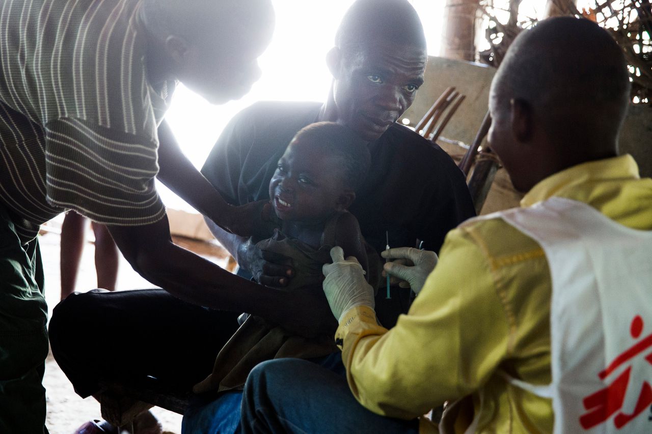 Een kind huilt bij het ontvangen van een vaccinatie tegen mazelen.