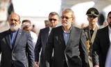 Oud-parlementsvoorzitter en oud-bevelhebber van de Revolutionaire Garde Ali Larijani (grijze baard, donkere bril) ontpopte zich als naaste adviseur van Khamenei en wordt vaak genoemd als mogelijke opvolger.