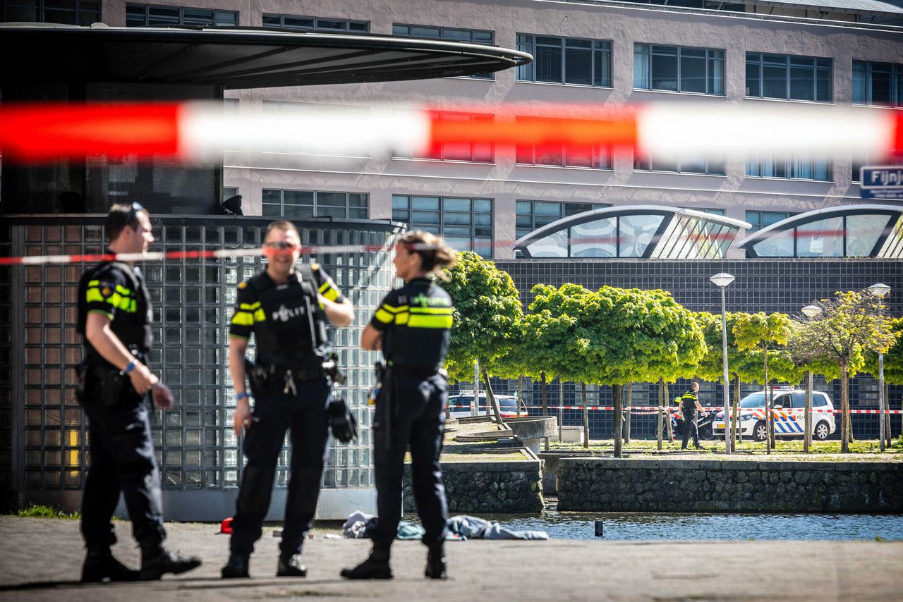Politie op het Johanna Westerdijkplein in Den Haag waar de steekpartij plaatsvond.
