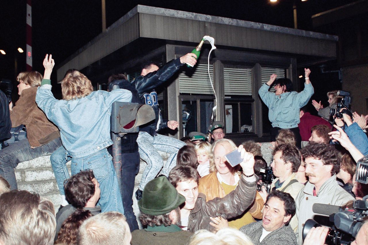 Berlijn, 10 november 1989. Berlijners, uit Oost én West, vieren samen de val van de Muur.