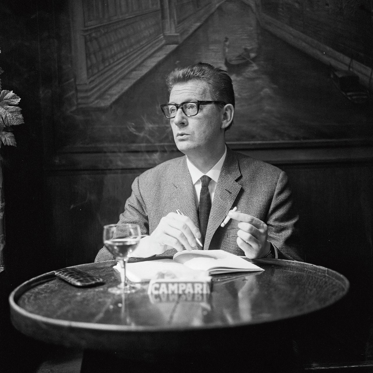 Schrijver en columnist Simon Carmiggelt in de jaren zestig.