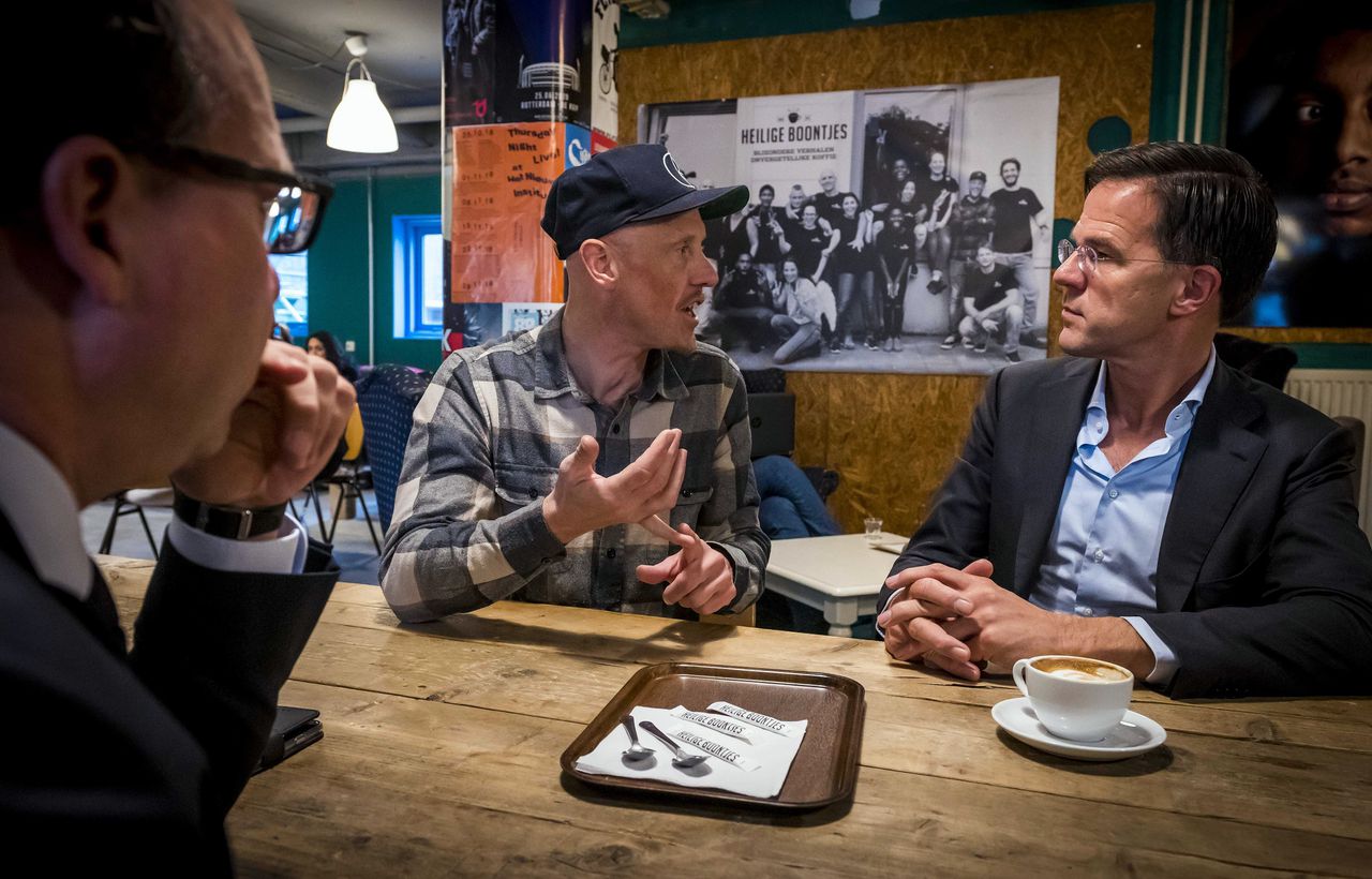 Premier Rutte en minister Koolmees (Sociale Zaken) in gesprek met de oprichters van een koffiebar voor jongeren met een afstand tot de arbeidsmarkt. Dat het institutionele vertrouwen niet sterk afneemt kan onder meer komen door de economische groei van de afgelopen jaren.
