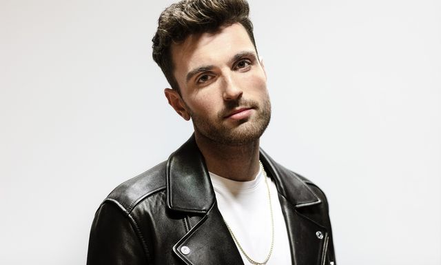 Duncan Laurence bezingt volle restaurants in 'Someone Else ...