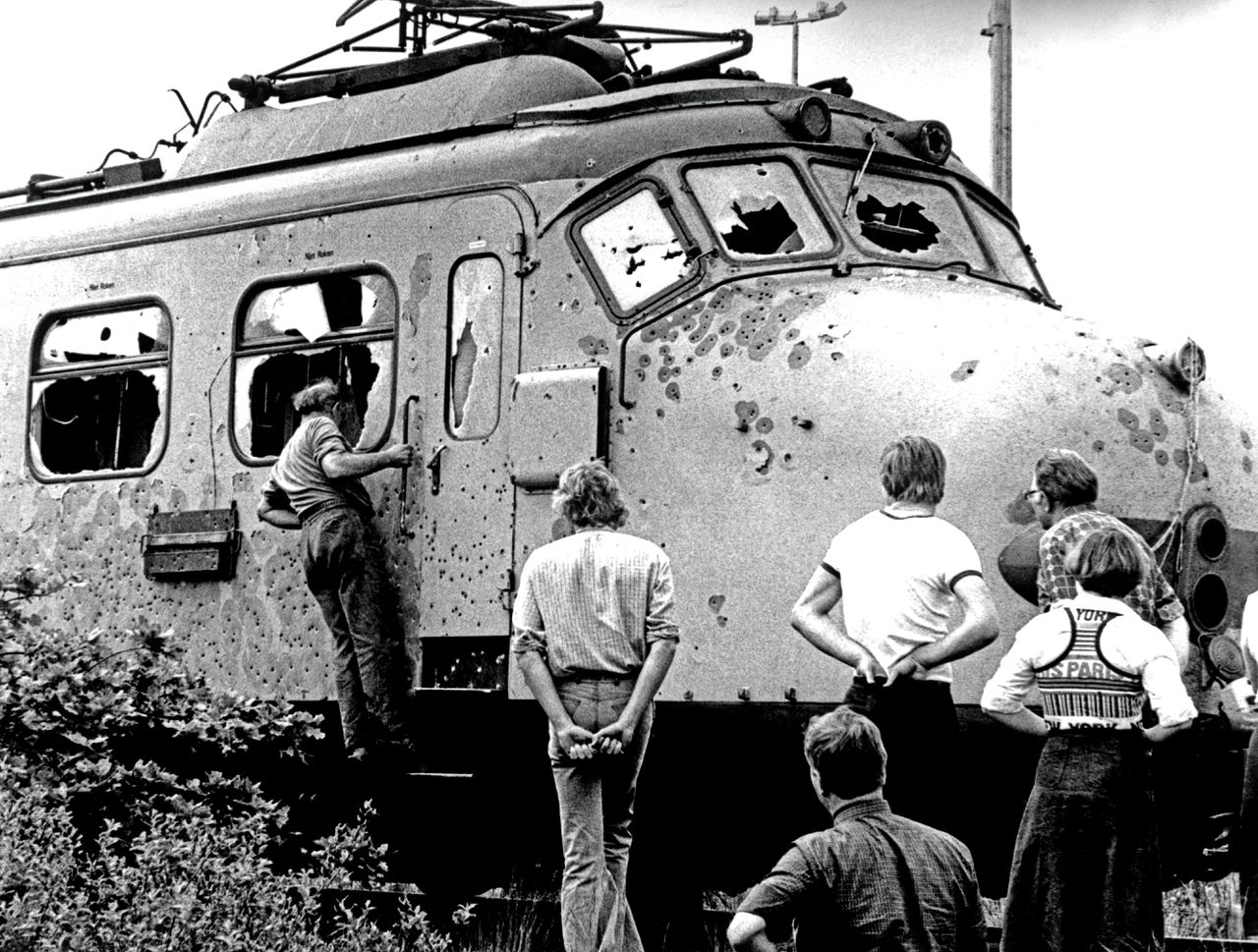 De met kogels doorzeefde trein waar in 1977 de Molukse kapers de dood vonden.