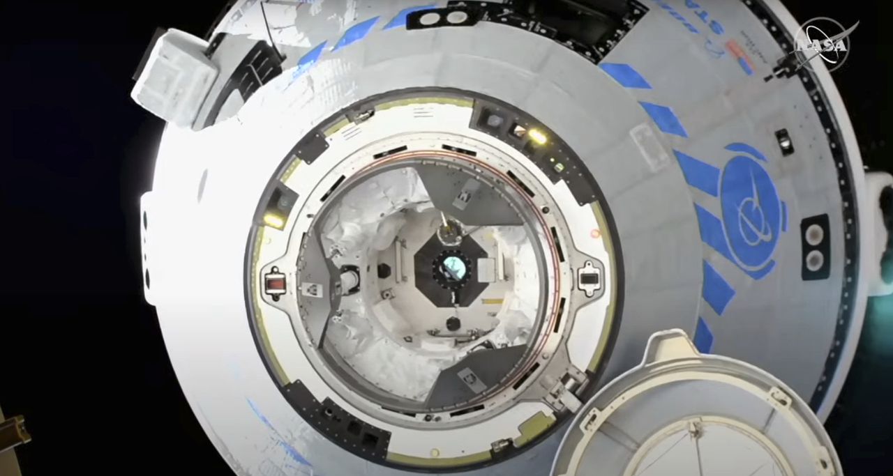 De Boeing Starliner nadert het ISS om te koppelen.