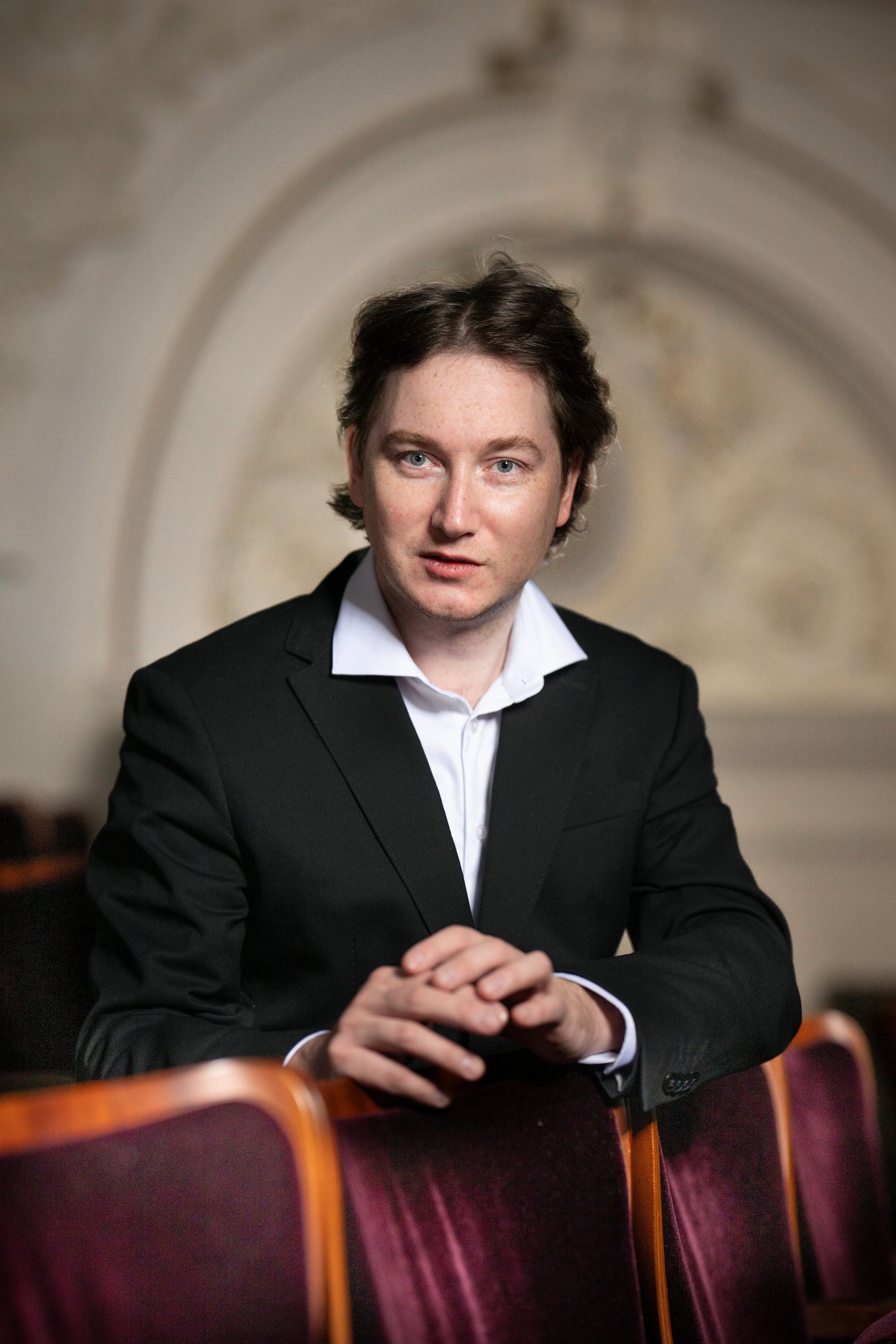 dirigent-en-pianist-maxim-emelyanychev-speelt-droomt-en-leeft-muziek