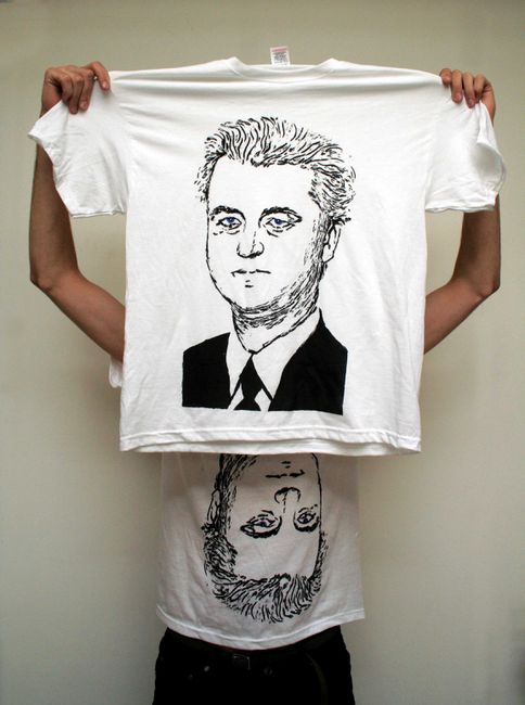 Het Wilders-t-shirt kan met zijn hoofd recht of op z'n kop.