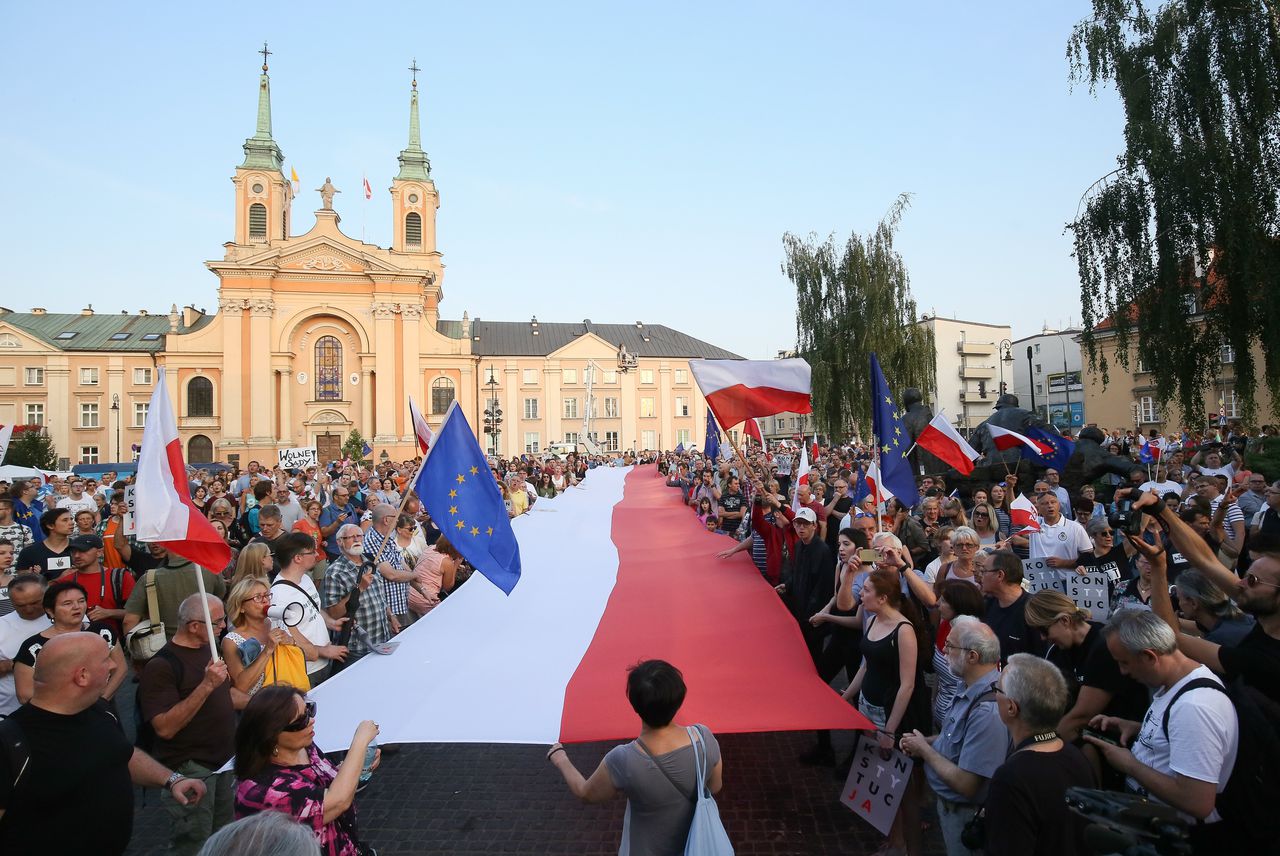 Massale demonstraties na goedkeuring omstreden wet door Poolse Senaat 